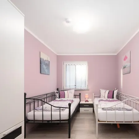 Familienfreundliche 3-Zimmer-Ferienwohnung Saal an der Donau Exterior photo
